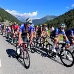 peloton cyclistes course suisse montagne effort vélo prévention douleurs genou dos