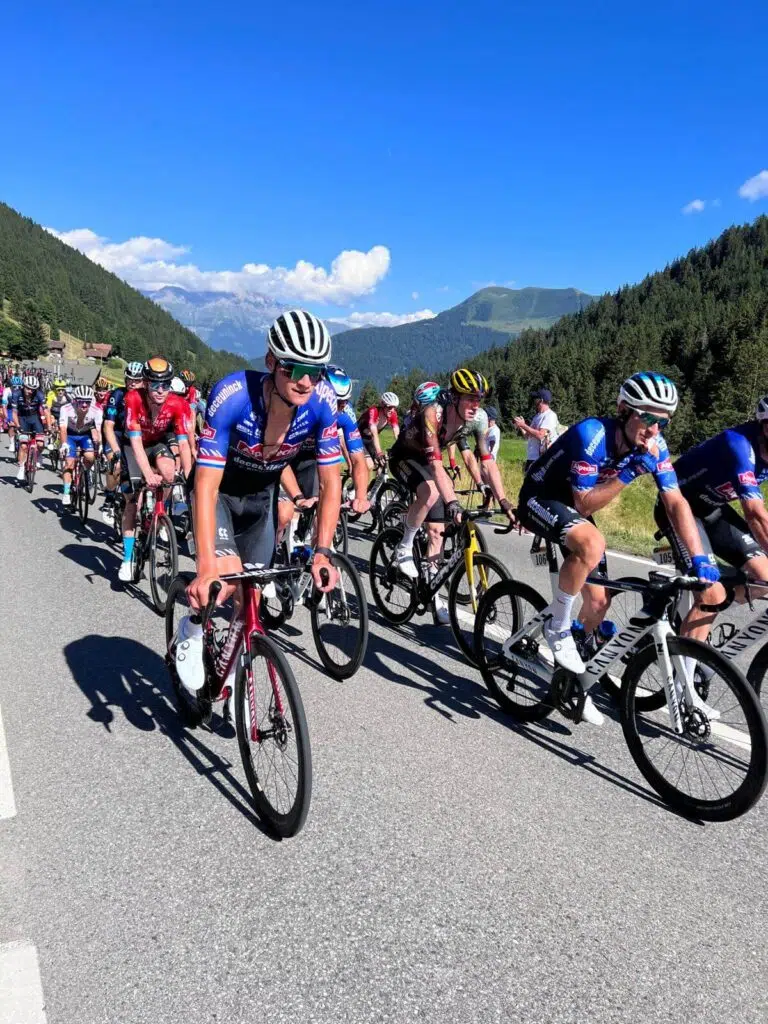 peloton cyclistes course suisse montagne effort vélo prévention douleurs genou dos